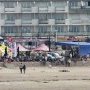 Plasse basse avec la scène et les stands vue depuis la mer